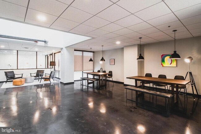 Foto del edificio - 1600 W Girard Ave