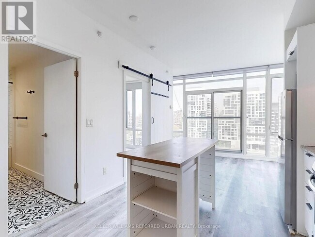 Building Photo - 170-1170 Fort York Blvd