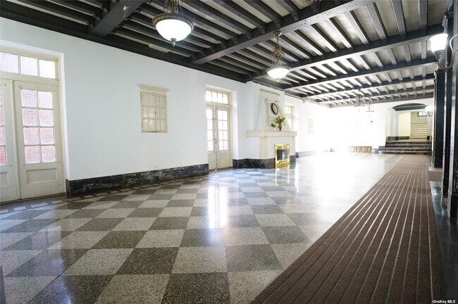 Foto del edificio - 62-98-98 Saunders St