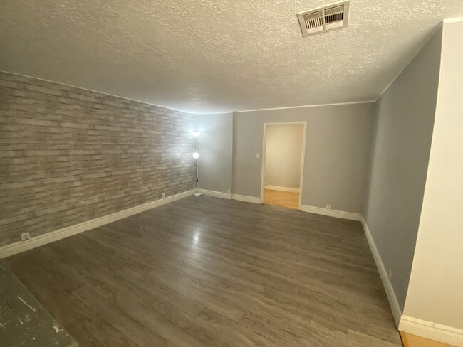 Building Photo - "Spacious 2-Bed, 2-Bath Condo Retreat in S...