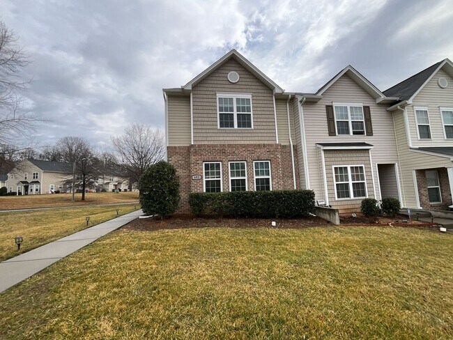 Building Photo - Coming Soon! 3/2.5 High Point Townhome, just north of town near N Main St & I-74