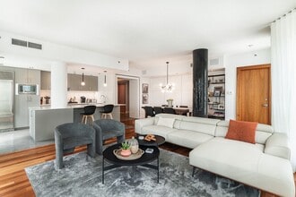 Building Photo - 1100 Rue de la Montagne