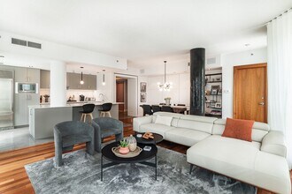 Building Photo - 1100 Rue de la Montagne