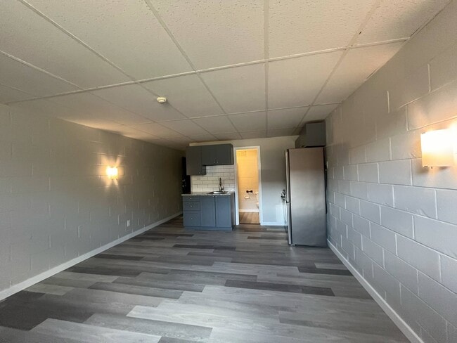 Building Photo - 401 Elmwood Dr