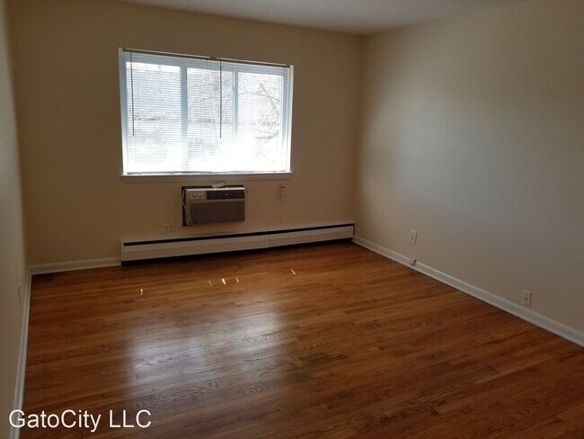 Building Photo - 1579 N Farwell Ave