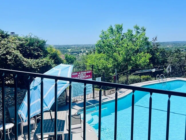 Foto del edificio - 303 Golf Crest Ln