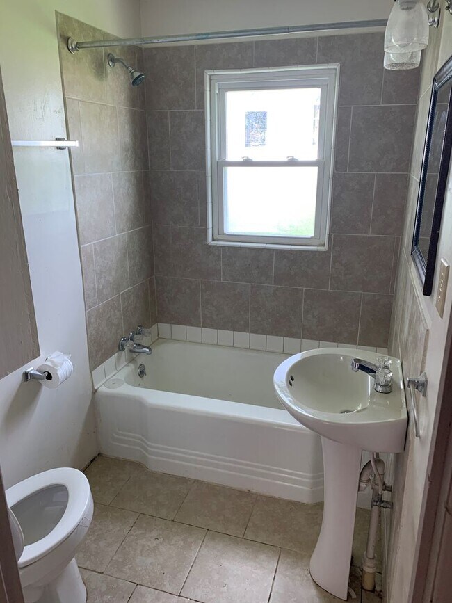 Building Photo - 310 W 2nd St