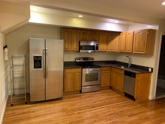 Open Kitchen - 750 Quebec Plz NW