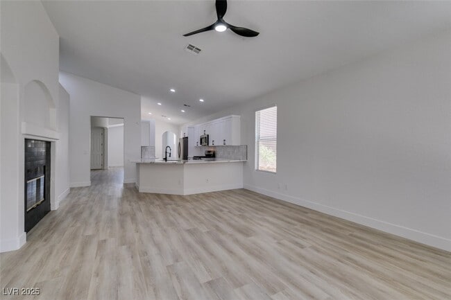 Foto del edificio - 823 Wintersweet Rd