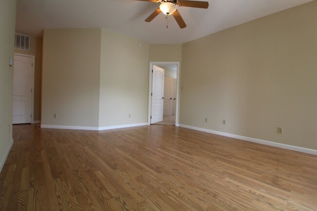 Building Photo - 2 bed/2 bath condo near Medical Center - A...