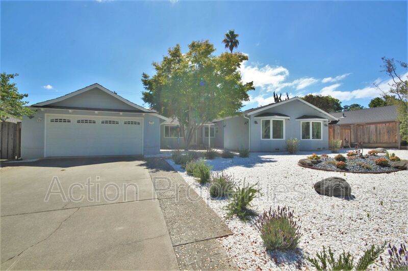 Primary Photo - 1074 Highlands Cir