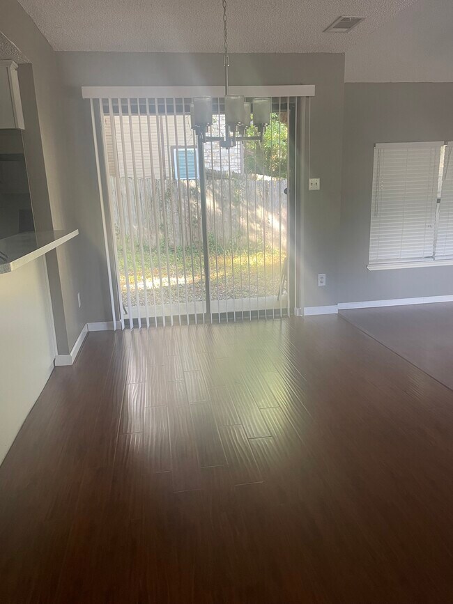 Comida - 4503 Smooth Oak Dr