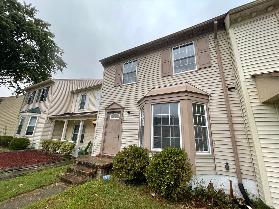 Foto principal - 3 bedroom townhome! Fenced backyard.
