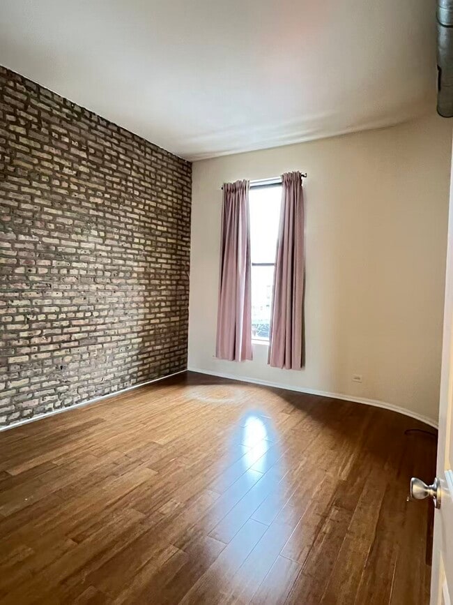 Foto del edificio - 2358 N Clybourn Ave