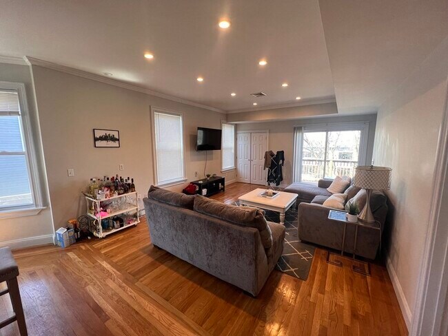 Foto del edificio - 740 E 3rd St