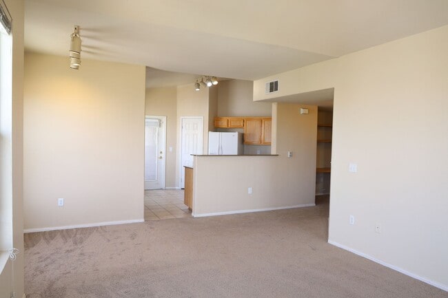 Building Photo - Lovely 3 bed 2 bath condo in wonderful location just off the 215 & Tropicana!