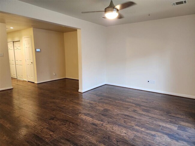 Foto del edificio - 1808 Country Village Blvd