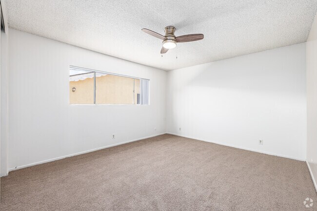 2 habitaciones, 1 baño - 650 pies cuadrados - Habitación principal - 10243 San Antonio Ave.