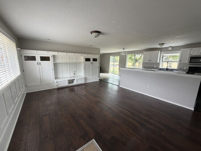 Foto del edificio - Spacious Rambler for Lease