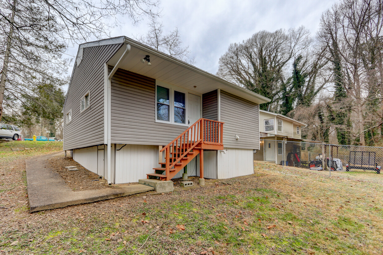 Primary Photo - 127 Jonathan Ln