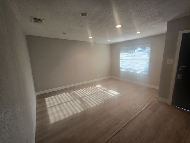 Foto del edificio - 4911 Belle Ellen