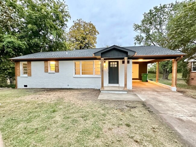 Building Photo - 913 Lynden Blvd