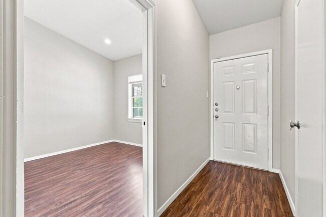 Foto del edificio - 4BR/2.0BA Single Family - Garland