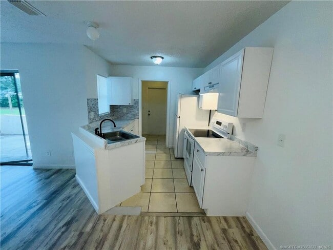 Foto del edificio - 308 S 14th St