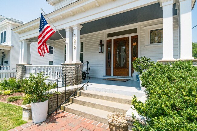Building Photo - Downtown Beaufort Luxury Home