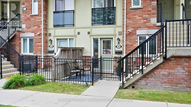 Photo du bâtiment - 2265-2265 Bur Oak Ave