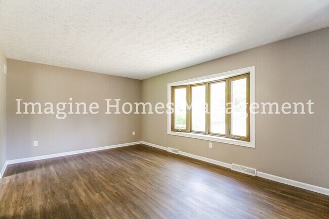 Building Photo - Huge 4 bedroom 3.5 bath Beautiful Pet Frie...