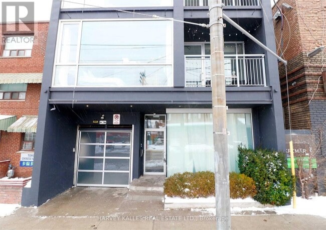 Building Photo - 214 Bathurst St