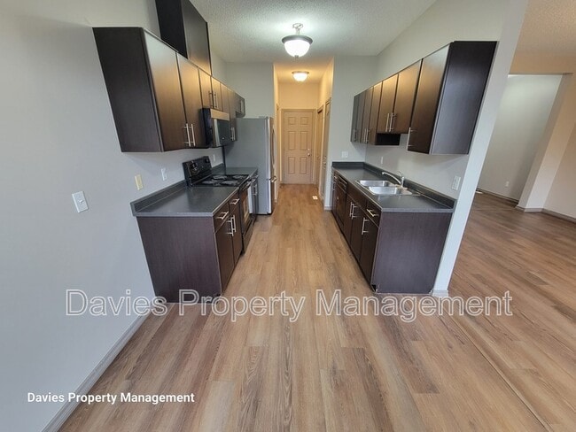 Building Photo - 735-785 85 St SW