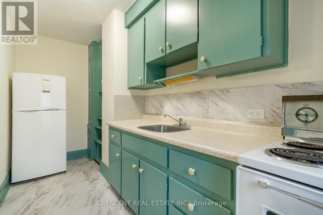 Building Photo - 180 Queens Dr