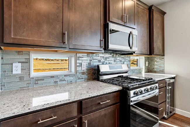 Foto del edificio - Spacious 5-Bedroom Home with Finished Basement in Desirable Colorado Springs Neighborhood
