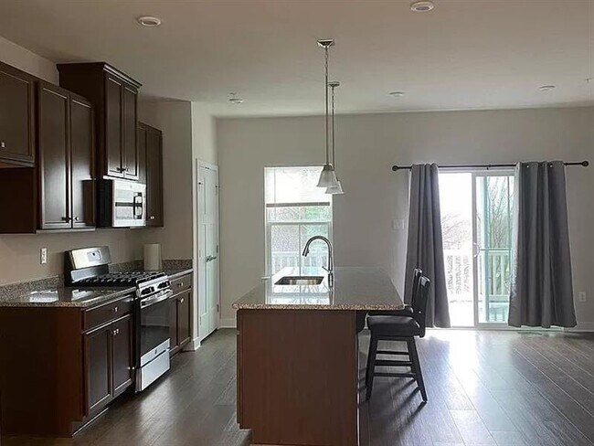 Building Photo - Downingtown suit home