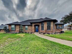 Building Photo - 2216 Carmel Dr