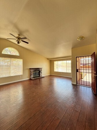 Foto del edificio - Nice Home in convenient location near ever...
