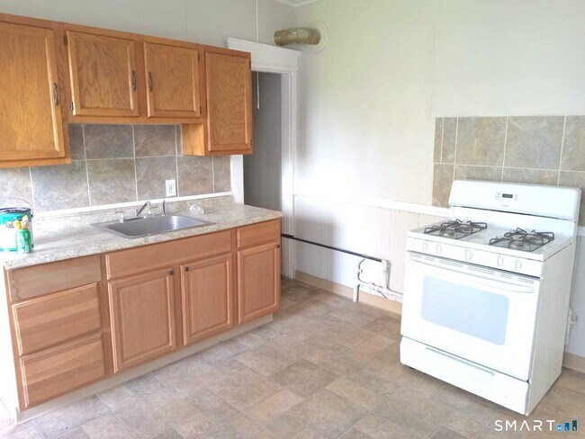 Building Photo - 121 Lounsbury St