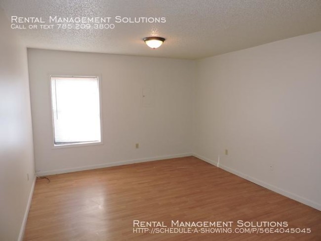 Building Photo - bedroom in Topeka KS 66608