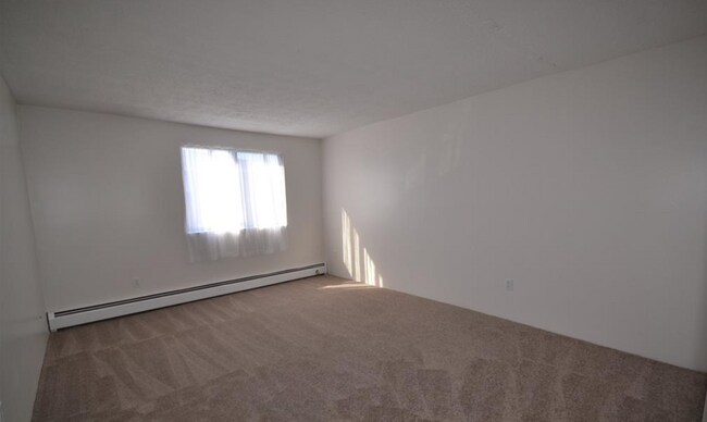 Foto del edificio - 545 Calef Rd