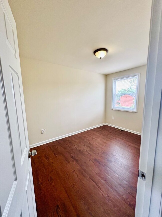 Foto del edificio - Spacious 4-Bedroom Townhome – Newly Renova...