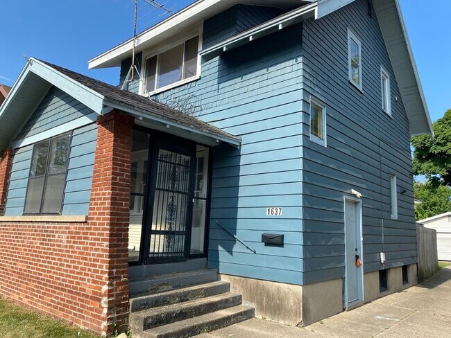 Foto del edificio - Fully Rehabbed 3 Bed 2 Bath w/ Washer + Dryer