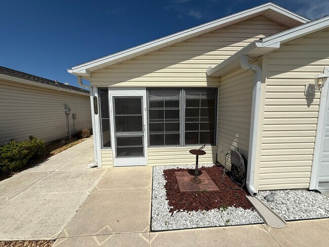 Foto del edificio - Delightful Turnkey Furnished, 2 bed, 2 Bath Patio Villa available for ANNUAL LEASE