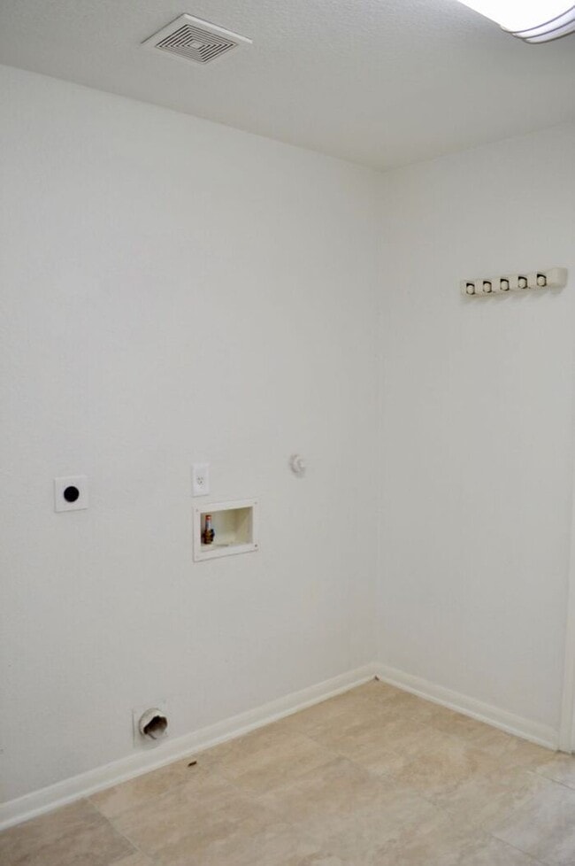 Building Photo - Amazing 4 bed 2 bath 2 story home in Hallie Heights!