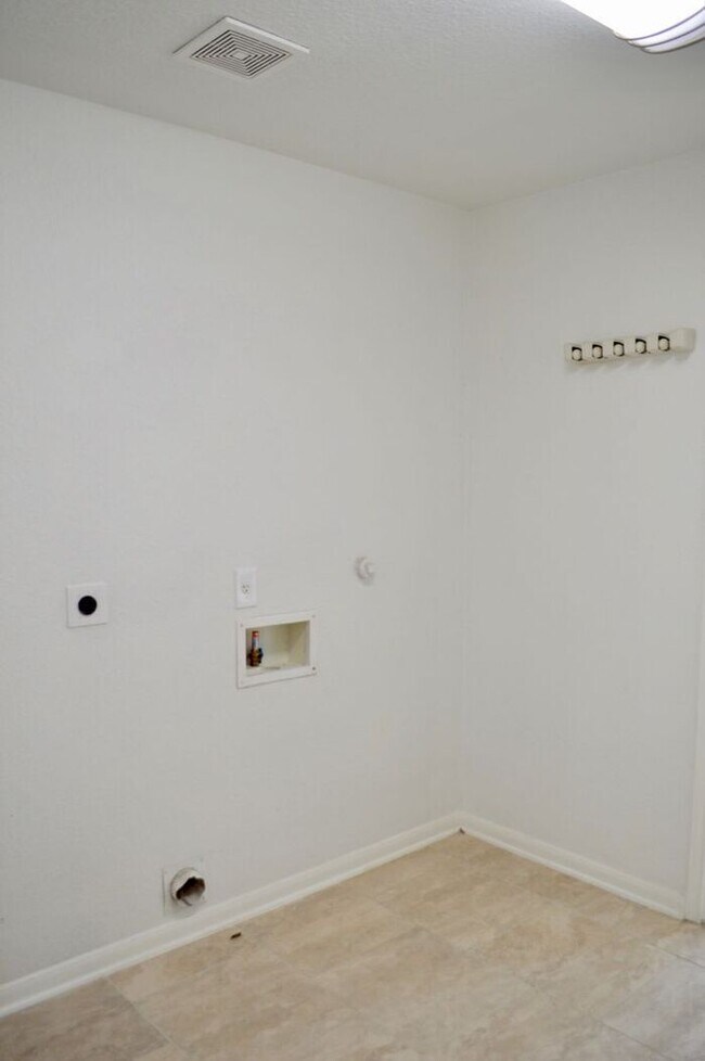 Foto del edificio - Amazing 4 bed 2 bath 2 story home in Hallie Heights!