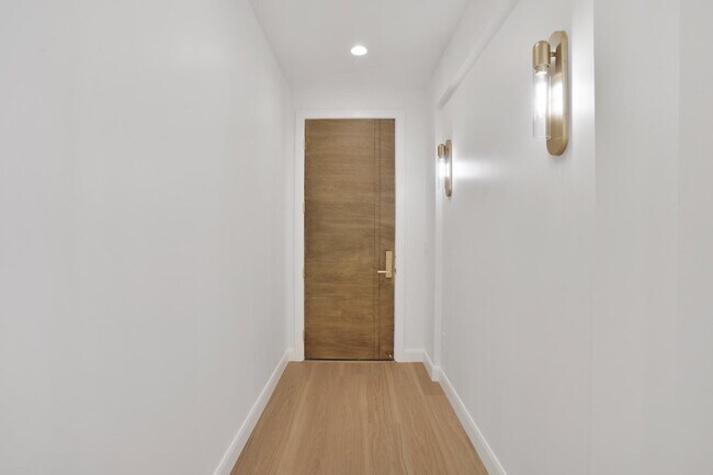 Building Photo - 996 Manen St