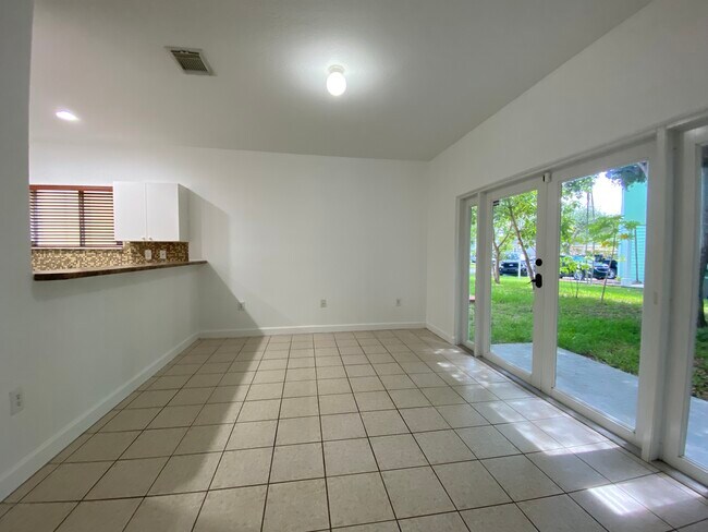 Building Photo - 385 NE 33rd Ter