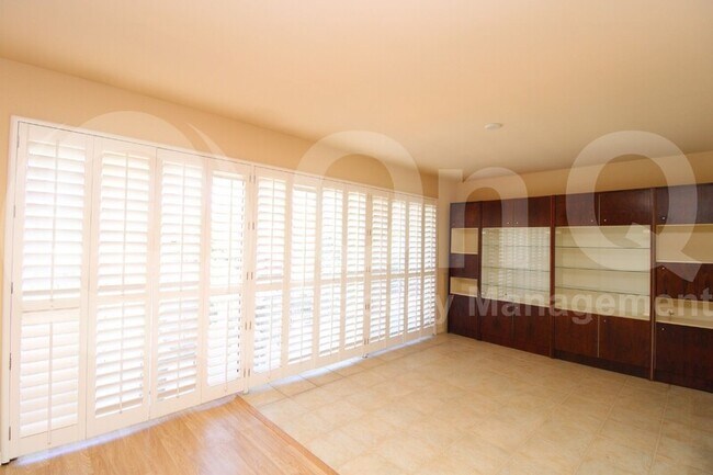 Building Photo - 109 E Palm Ln