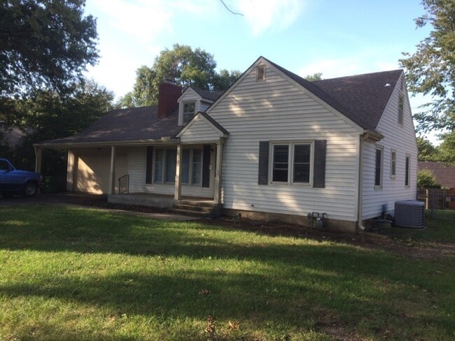 Building Photo - Beautiful home in Westboro! 2car attached ...